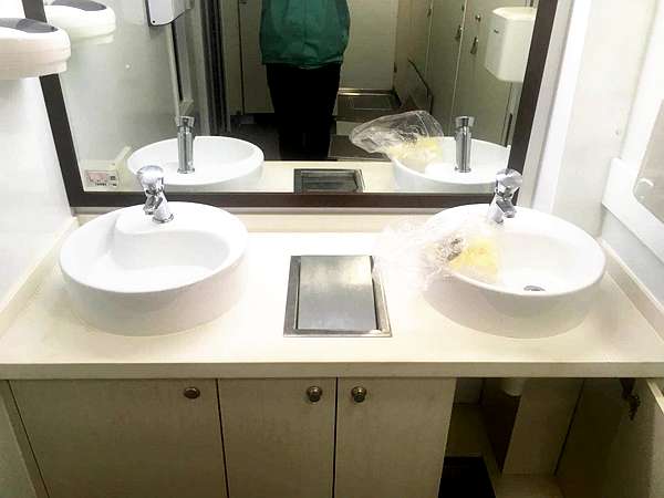 大型移動公廁車4-8個(gè)獨(dú)立衛(wèi)生間